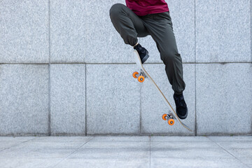 Obraz premium Skateboarder skateboarding outdoors in city