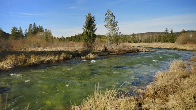 La rivi&egrave;re Doubs s'&eacute;coule dans la nature &agrave; Mouthe (Franche-Comt&eacute;)