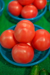 八百屋の軒先のトマト