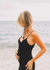 Fototapeta na wymiar Sesión de fotos de una mujer embarazada caminando por la playa 