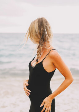 Sesión de fotos de una mujer embarazada caminando por la playa
