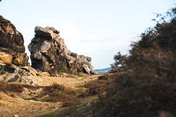 Granit Felsen Wände bei der Teufelsmauer Weddersleben im Harz Gebirge in Deutschland 