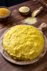 polenta su sfondo rustico