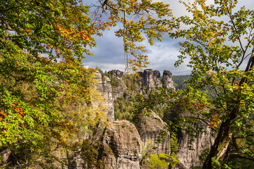 Fototapeta na wymiar Blick auf Felsen und Bäume in der Sächsische Schweiz