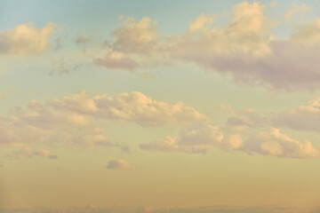 グラデーションになったトワイライトの空と浮かぶ雲