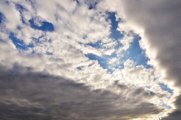 直線的な雲の切れ目と青空