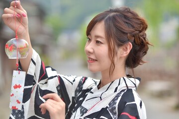 小江戸佐原にて風鈴を手に微笑む浴衣姿の若い女性