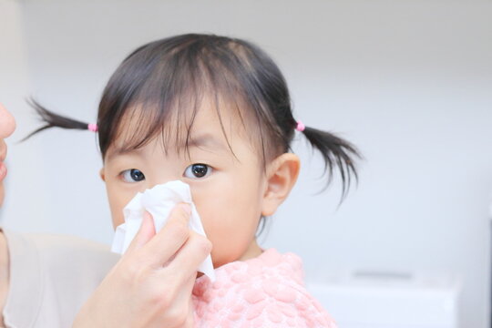鼻をかむ子供