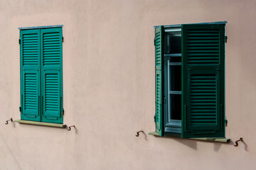 Facciata rustica con due finestre