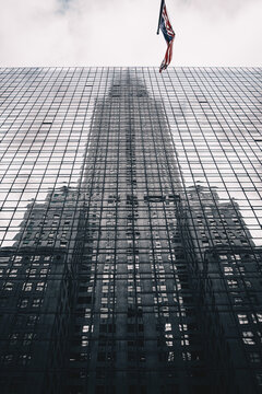 reflexion of the empire state building in new york