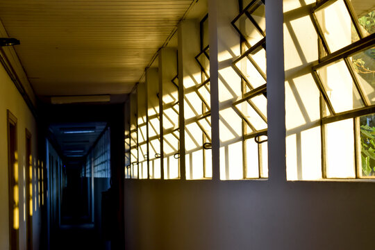 Corredor azul e amarelo	