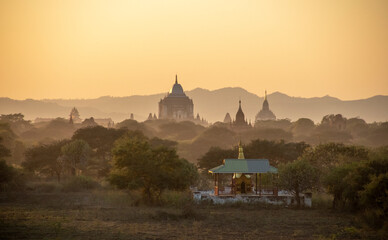 Obraz premium Sunset over the temples of Bagan, Myanmar