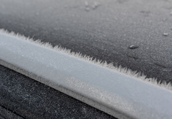 Eiskristalle auf einem Autodach