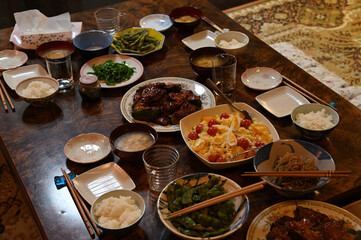 日本の質素な旅館の夕食