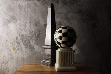 Composizione di oggetti in marmo e avorio. Obelisco, sfera e colonna, complementi d’arredo