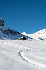 Skitouren, Abfahrtsspur in Dumagns, oberhalb Wergenstein