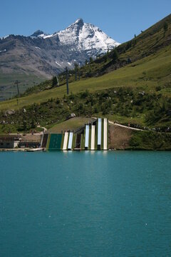 Tignes et le lac avec le sommet de la Sassière en arrière-plan (Haute-Tarentaise, Rhônes-Alpes, Savoie, France)