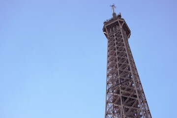 Vista de la parte superior de la Torre Eiffel de París en un día soleado