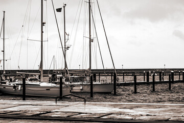 Segelboote im Hafen in schwarz-wei&szlig;