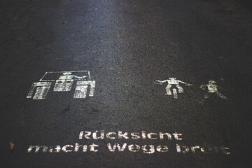 Rücksicht auf Feldweg