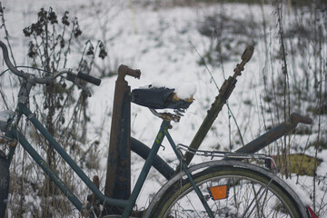 Altes Fahrrad im Schnee