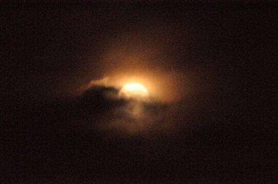Luna abbracciata con le nuvole