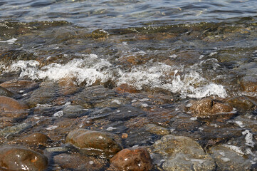 岩の海岸で透き通った海水の波打ち際