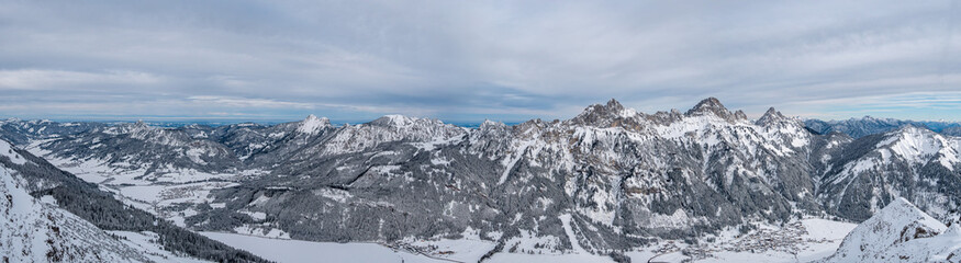 Winterpanorama Tannheimer Berge vom Einstein bis Gaichtspitze
