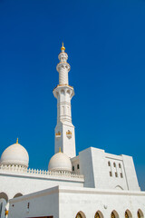 Fototapeta na wymiar Sheikh Zayed Mosque in Abu Dhabi on a clear sunny day, UAE