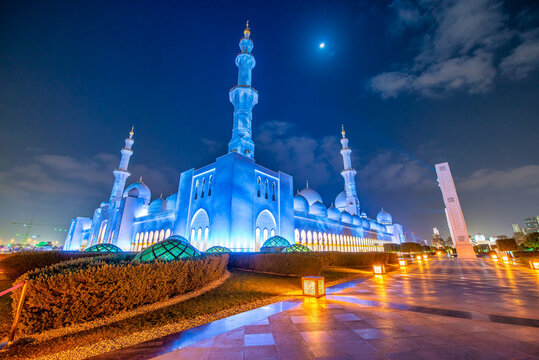 Sheikh Zayed Grand Mosque at night, exterior view, Abu Dhabi - UAE.