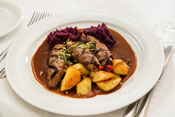 Beef rolls with potatoes and beetroot