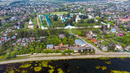 Obraz premium Top view of a scenic view from a drone on the city of Aleksandrov, one of the oldest cities in the Moscow region, Aleksandrovskaya Sloboda (Alexander Kremlin) - the residence of Tsar Ivan the Terrible