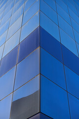 Fototapeta na wymiar corner glass building
