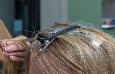 Fototapeta premium hair texture in the coloring process. use of foil. selected focus.