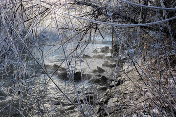 Rzeka San w Polsce w mroźny, zimowy dzień - obrazy, fototapety, plakaty