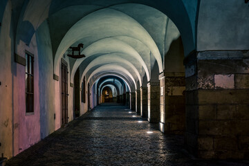 Obraz premium Arcade close to Prague castle at night