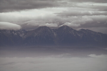 Szczyty Tatr we mgle oraz chmurach.