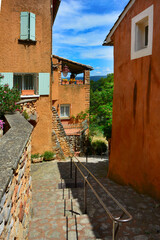 Obraz premium uliczka w południowej europie, pomarańczowe domy, uliczka w prowansalskim miasteczku, Provencal town, ocher-painted houses 