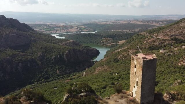 Spettacolare vista dell' antico castello di casteldoria con il suo lungo fiume, Sardegna
