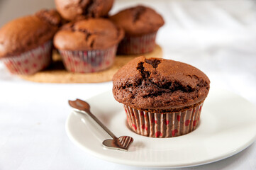 Muffin cioccolato, piattino ceramica