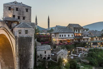 Cercles muraux Stari Most Vue nocturne de Stari most (vieux pont) et de vieux bâtiments en pierre à Mostar. Bosnie Herzégovine