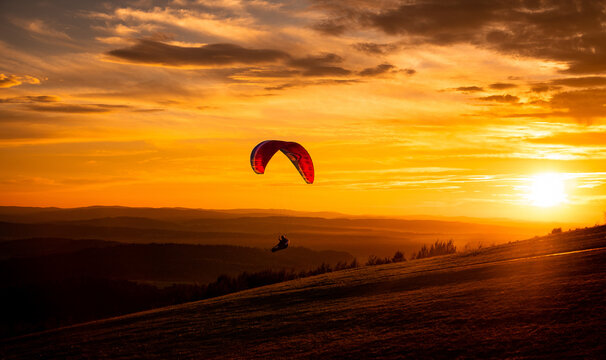 Paralotnia na Bieszczadzkim niebem o zachodzie słońca.  Paraglider in the Bieszczady sky at sunset.