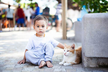 Baby mit Katze