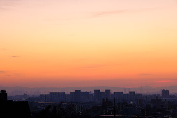 Obraz na płótnie Canvas 都市の夜明け。神戸市東灘区岡本の高台、岡本梅林公園からの眺望。神戸市街地と大阪湾を臨む