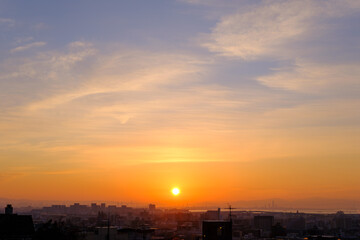 都市の夜明け。神戸市東灘区岡本の高台、岡本梅林公園からの眺望。神戸市街地と大阪湾を臨む