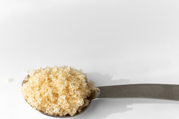 小さじと茶色い砂糖（粗糖）