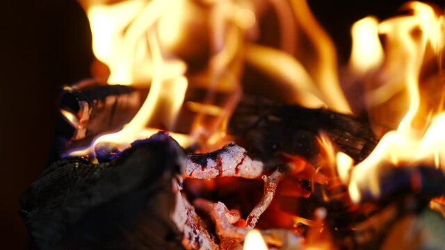 Feuer im Kamin brennt am Holz. | 4k 10 Bit 120 FPS