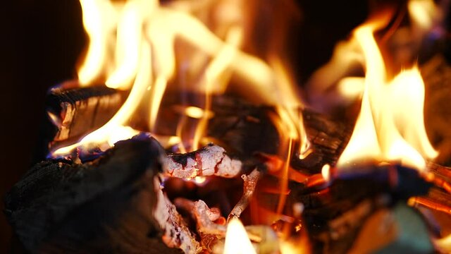 Brennholz brennt im Kamin / Feuer im Kachelofen