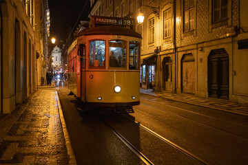 Fototapeta na wymiar Trem elétrico no centro de Lisboa noite em Portugal