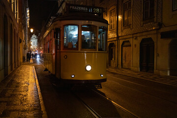 Fototapeta na wymiar Trem elétrico no centro de Lisboa noite em Portugal